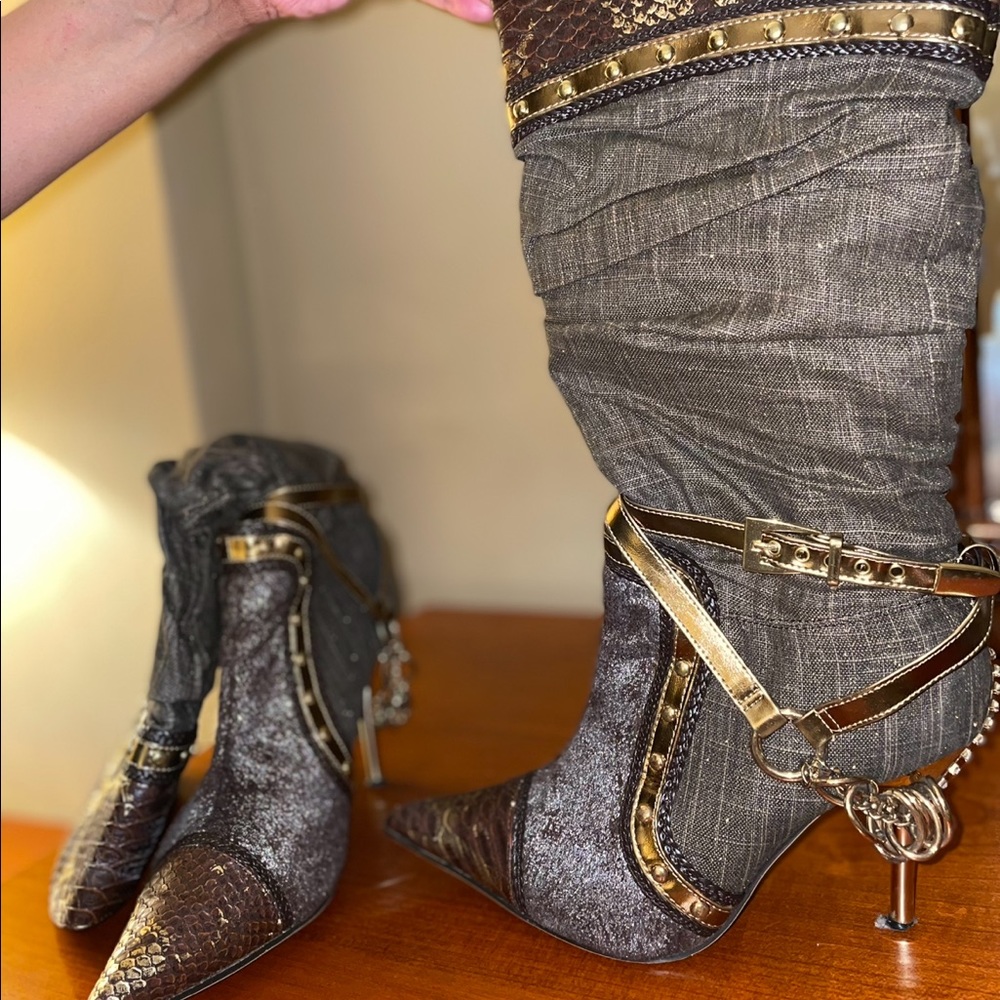 Designed snake print heel boot